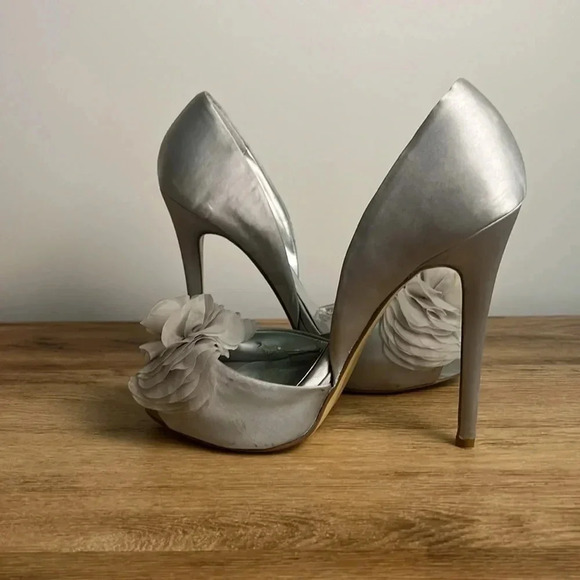 Audrey Brooke silver heels size 7 - Picture 10 of 16